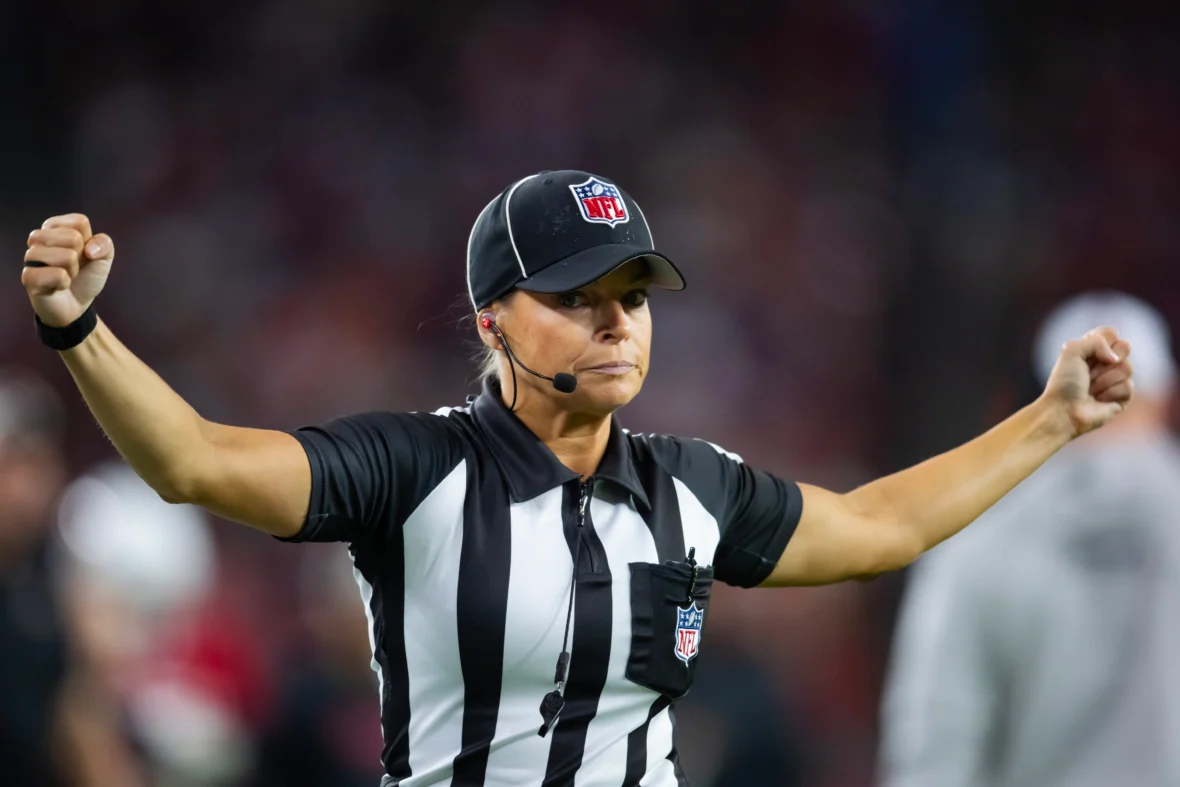 NFL 第一位女裁判之一羅賓·德洛倫佐 (Robin DeLorenzo) 在被解僱後起訴聯盟歧視