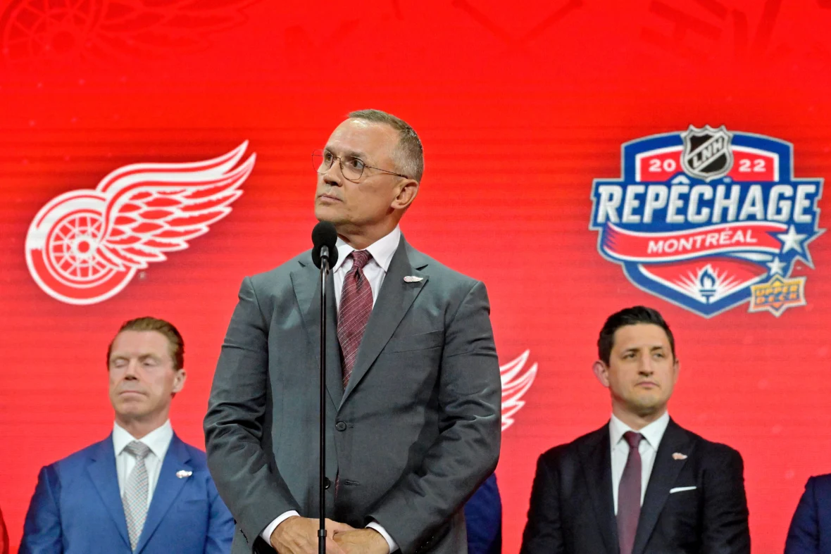 史蒂夫·伊澤曼安全嗎？ NHL Insider 評價底特律紅翼隊總經理