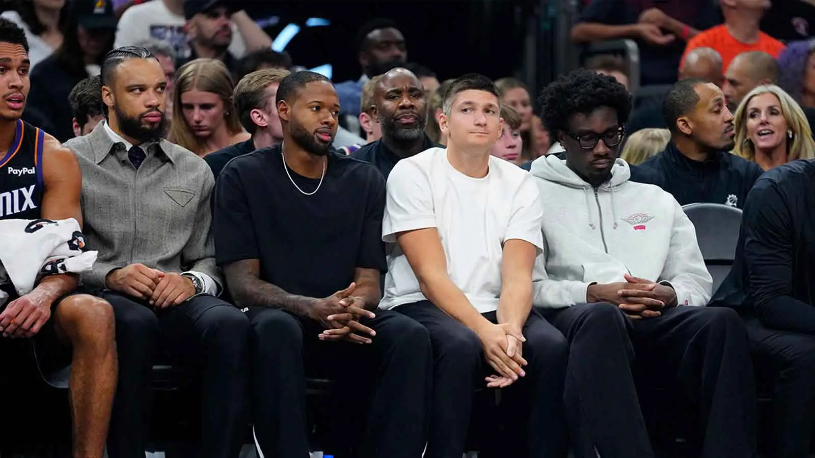 馬克威廉斯與格雷森艾倫一起在 NBA 預選賽對陣勇士隊的比賽中接受傷病報告