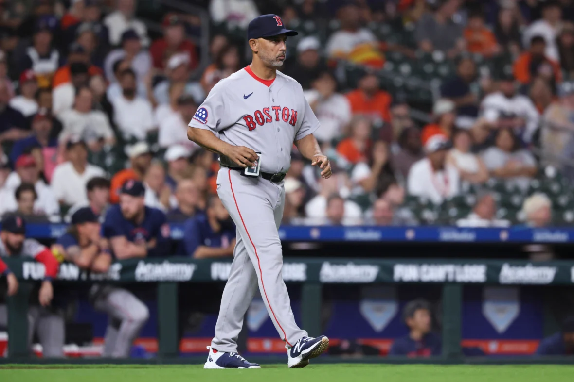Phillies may face competition from 2 teams for Alex Cora