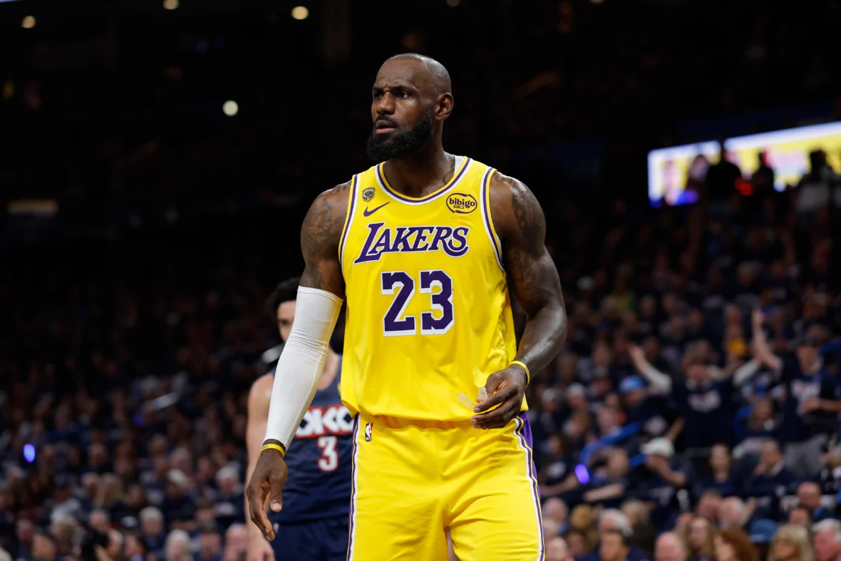 Tension inside LeBron James’ locker room with the Los Angeles Lakers